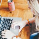 une femme travaillant sur son ordinateur portable