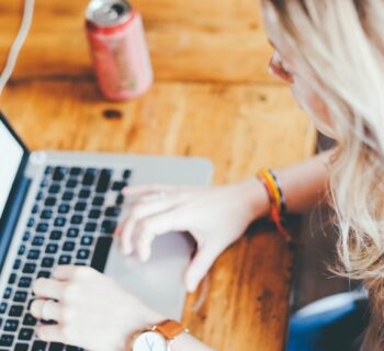 une femme travaillant sur son ordinateur portable