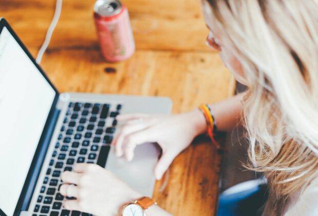 une femme travaillant sur son ordinateur portable
