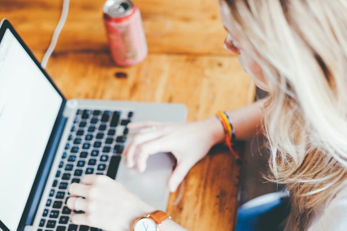 une femme travaillant sur son ordinateur portable