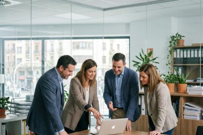 Groupe de quatre professionnels en réunion de travail