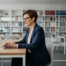 Femme française au bureau travaillant sur son ordinateur