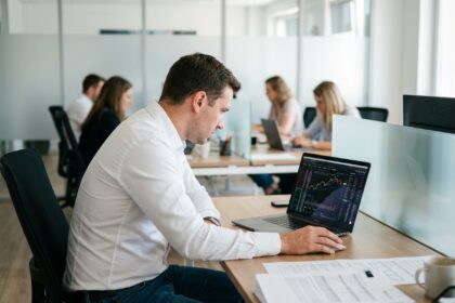 Homme concentré au bureau avec graphique sur écran