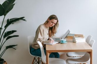 Un bon outil numérique peut aider à organiser ses idées avant de commencer la rédaction d’un mémoire.
