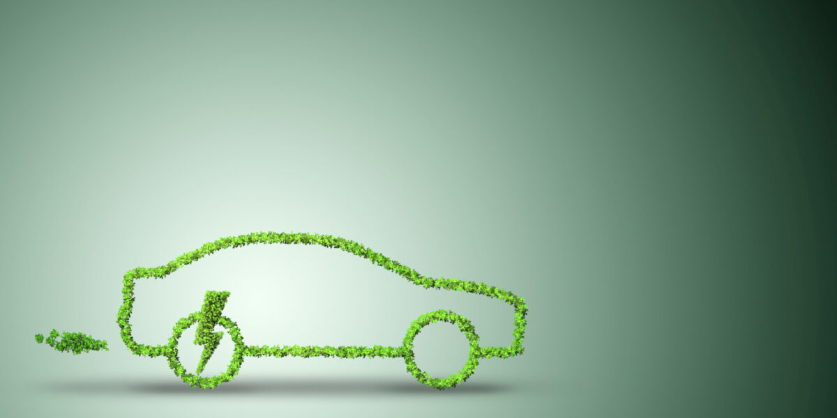 Voiture électrique dans un environnement vert représentant le concept de mobilité durable